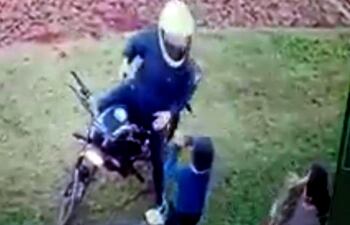 El asaltante huyó del lugar al ver la reacción del niño para defender a su madre.