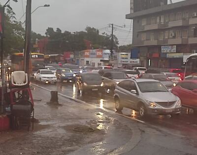 Avenida Eusebio Ayala, con vehículos estancados en el tránsito por la lluvia y obras de la Essap en la zona.