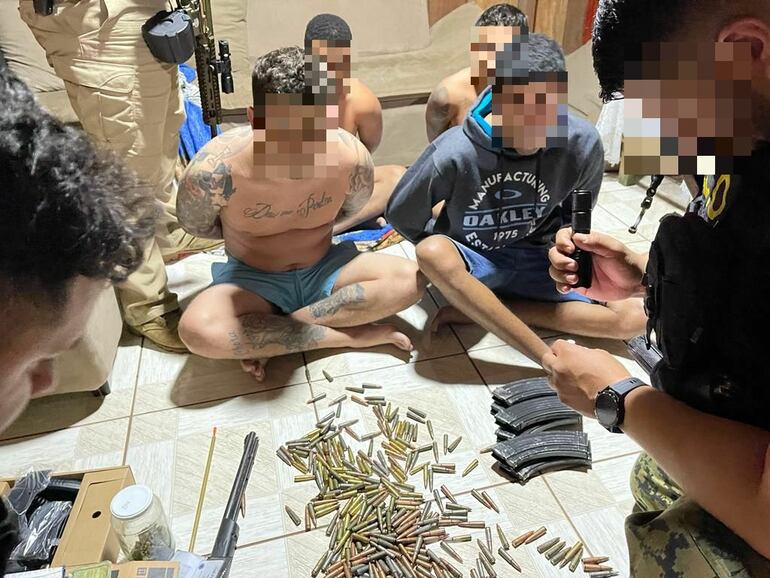 Se encontraron numerosas municiones en poder de los extranjeros.