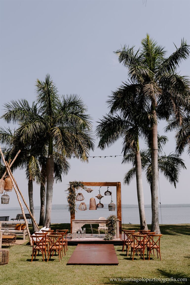 El Club Náutico San Bernardino, fue el lugar escogido por la pareja para  firmar el acta matrimonial en el civil y posteriormente disfrutar de la fiesta bodas. 
