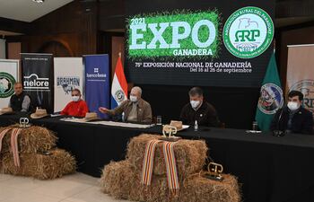 Directivos de la ARP, Amado Rodríguez; Eduardo Barreto; el presidente, Pedro Galli; Jose Costa; y Ceferino Mendez, en rueda de prensa realizada este martes, en la Rural.