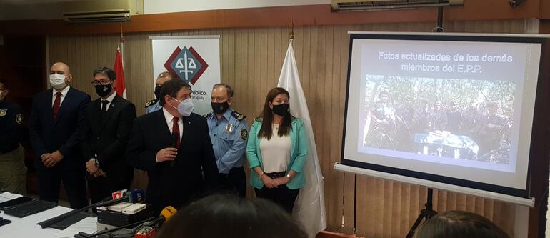 Agentes fiscales y policiales muestran una fotografía actualizada de miembros del EPP. 
