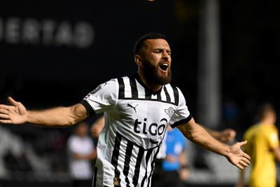 Antonio Bareiro, de Libertad, celebrando su gol ante el Sportivo Trinidense en La Huerta.