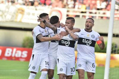 Jugadores de Olimpia celebran el gol de Derlis González, ante General Caballero JLM.