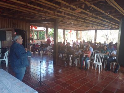 El dirigente colorado y posible candidato a la diputación Arístides Da Rosa se dirige a sus correligionarios presentes en la reunión en Santaní.