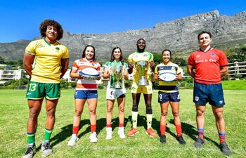 La capitana de las Yacaré, Ingrid Alfonso (27 años), sostiene la ovalada, en la presentación oficial del torneo en Sudáfrica.