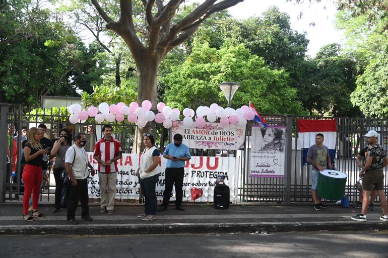Miembros de organizaciones sociales se manifiestan frente al Palacio de Justicia, siguiendo el juicio a la madre de la pequeña francesa desaparecida el año pasado.