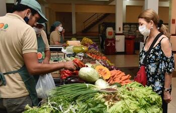 Cada martes, la feria ofrece variedad frutas y hortalizas de estación y de fuera de temporada, en la planta baja del Bloque A del Shopping Mariscal.