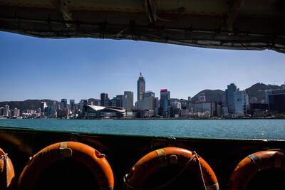 Una vista del skyline de Hong Kong, vista desde un ferry.