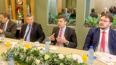 Santiago Peña (c) conversó con embajadores residentes en Paraguay que integrar el Grulac. A su lado, el embajador de Argentina, Domingo Peppo (izq.).