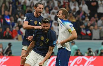 Olivier Giroud festeja con los puños cerrados junto a su compañero Adrien Rabiot y frente a Harry Kane, el capitán inglés, quien falló un penal.