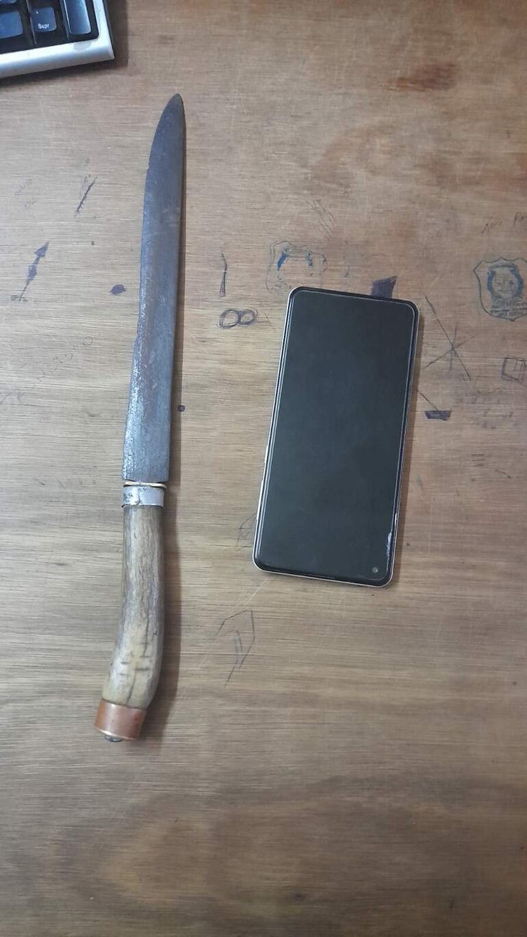 El aparato celular recuperado y el arma blanca que habría utilizado el detenido para el atraco.