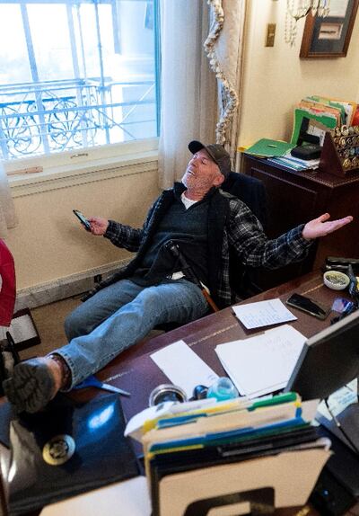 Un manifestante sentado en la oficina de la líder demócrata.