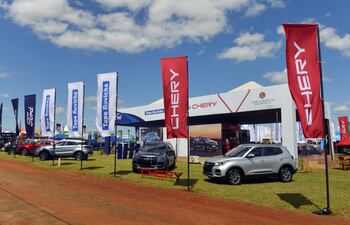 Tape Ruvicha presentó su línea de vehículos todoterreno, con el respaldo de una empresa con años de trayectoria.