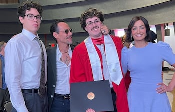 ¡Papás orgullosos! Marc Anthony y Dayanara Torres con sus hijos Cris, ya graduado universitario, y Ryan.