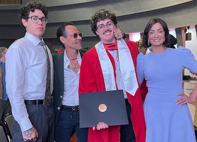 ¡Papás orgullosos! Marc Anthony y Dayanara Torres con sus hijos Cris, ya graduado universitario, y Ryan.