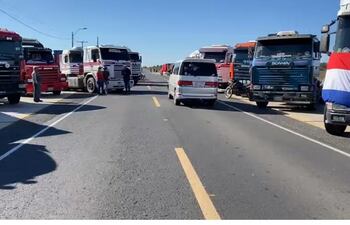 Transportistas cerraron media calzada de la ruta Nacional PY04 "General José Eduvigis Díaz".