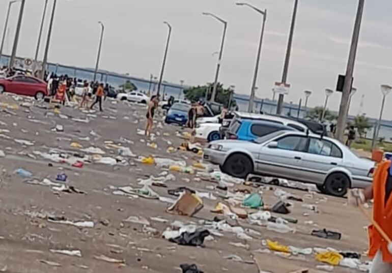 Estado en que quedó el estacionamiento de la playa San José, tras los hechos vandálicos del sábado por la noche protagonizado por automovilistas.