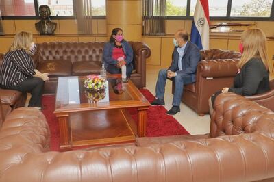 Obdulia Florenciano se entrevistó con los senadores Ocar Salomón -presidente- y la legisladora Lilian Samaniego.