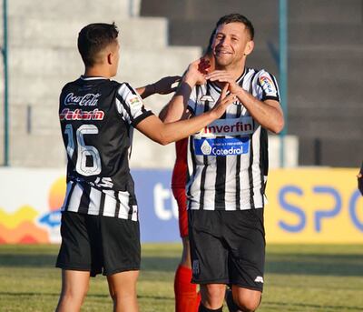 Paulo Sequeira festeja uno de sus dos tantos, en compañía de Cándido Meza. (APF).