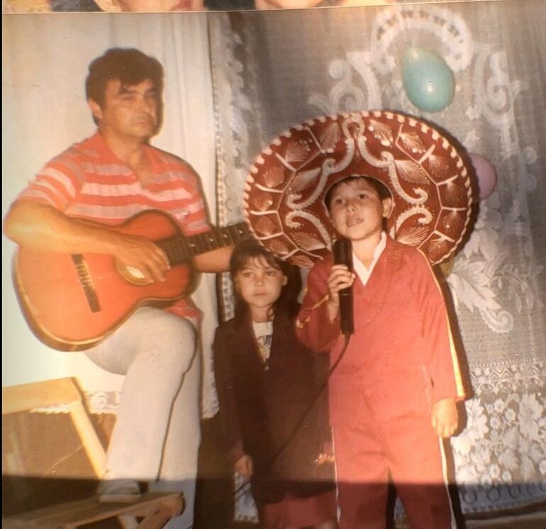 Manuel "Nolo" Molinas, cantautor aficionado y autodidacta quien falleció el viernes último tras grabar un video en el que dedica una canción a los futuros gobernantes, junto a Perla y Diógenes, dos de sus hijos.