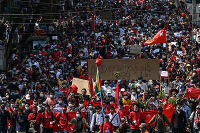 Una multitud marcha en repudio del golpe de Estado en Rangún, Birmania.