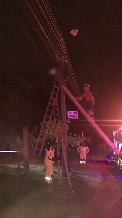 El cuerpo de la víctima quedó colgado por el tendido eléctrico luego de trágico episodio.