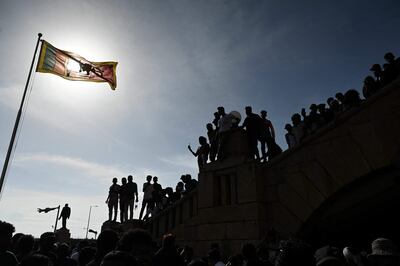 Manifestantes reunidos frente a la secretaría presidencial de Sri Lanka, en Colombo.