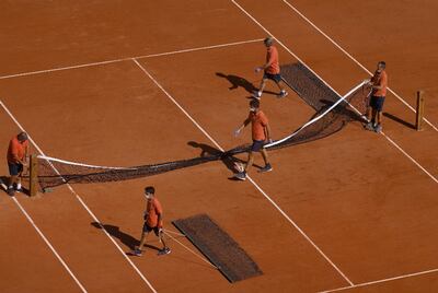 Parte del personal de Roland Garros prepara el Court Central, para la disputa del certamen, retrasado por la pandemia.