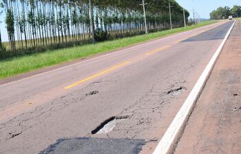 La ruta PY01 está minada de baches desde Paraguarí hasta Caapucú