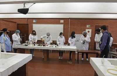 Gustavo Machado 02-08-2021 Localesfoto de alumnos en clase presnciales en el colegio tecnico nacional  de Asuncion en RI3 Corrales y Campos Cervera