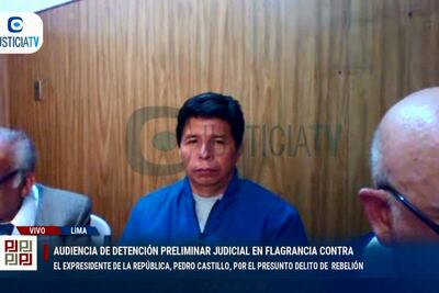 Esta captura de pantalla obtenida de un video informativo transmitido por Justicia TV de Perú muestra al expresidente peruano Pedro Castillo asistiendo a su audiencia de detención después de su golpe fallido en Lima, el 8 de diciembre de 2022.
