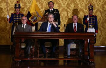 El presidente de Ecuador, Guillermo Lasso, firma hoy el decreto ejecutivo que aprueba operaciones militares y policiales contra el terrorismo.
