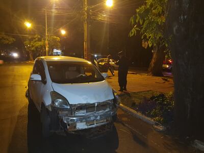 El automóvil involucrado quedó con daños en la parte frontal.