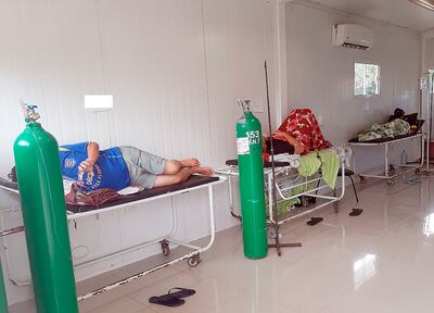 Pacientes con balones de oxígeno son atendidos en los pasillos.