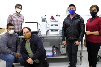 Adolfo Borges y demás miembros del Cedic con el nuevo cromatógrafo.