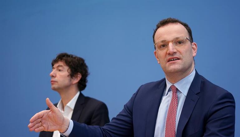 Christian Drosten (derecha), es el virólogo alemán que advierte que la pandemia no ha hecho más que empezar.