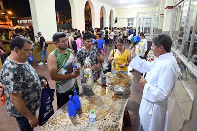 Los diáconos desplegaron intensa labor  durante la  víspera  bendiciendo agua, velas, imágenes. Queda la octava.