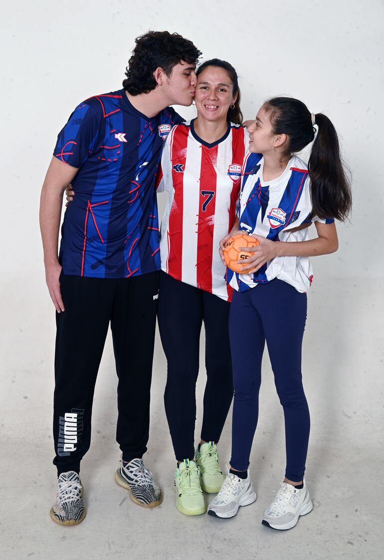 Karina junto con sus hijos Fabrizio y Danna