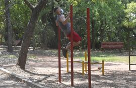 Jóvenes aprovecharon para realizar ejercicios en el parque Carlos A. López. Llevaron tapabocas puestos, pero no había lavatorios.