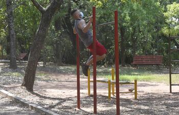 Jóvenes aprovecharon para realizar ejercicios en el parque Carlos A. López. Llevaron tapabocas puestos, pero no había lavatorios.