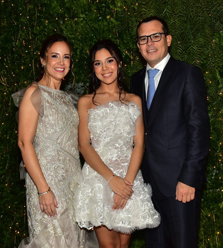La quinceañera junto a sus padres Judith Álvarez de Fariña y Alcides Fariña.