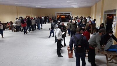 Aglomeraciones y sin respeto a las normas sanitarias durante la jornada electoral en San Pedro.