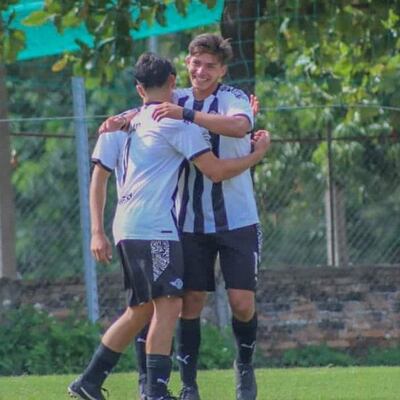 Libertad, que goleó 7-0 a Nacional, ahora comparte la cima con Cerro Porteño.