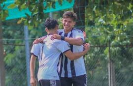 Libertad, que goleó 7-0 a Nacional, ahora comparte la cima con Cerro Porteño.