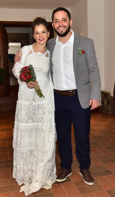 Los novios retratados para el álbum familiar.