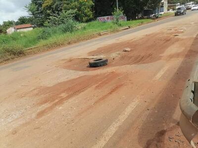 Vecinos improvisaron una "señalización" para advertir a los automovilistas del peligro.