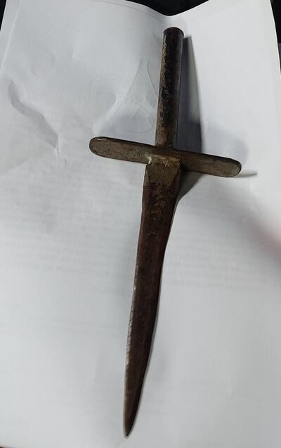 Arma encontrada en poder de los detenidos.