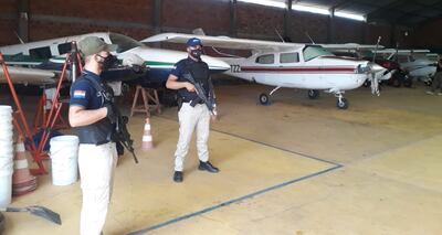 Agentes policiales custodian el lugar durante el allanamiento.