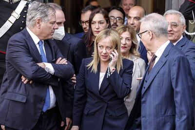 La primera ministra de Italia, Giorgia Meloni (c), deja el Senado, en Rome (EFE)